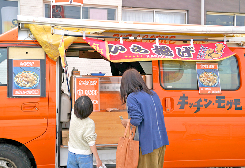 フードブースで軽食